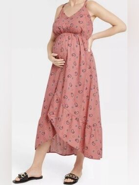 NWT-Medium Maternity Dress
Adjustable straps 
pink paisley floral ruffle hem
